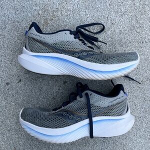 Saucony size 8 women’s running sneakers Kinvara